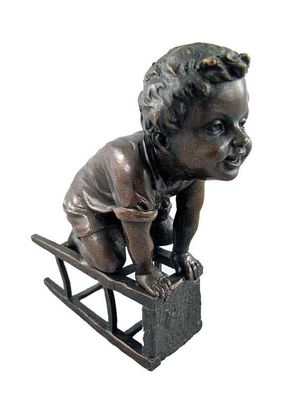 Einzigartig lebensnah - Bronzefigur "Kind auf einem Hocker"