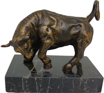 Bulle aus Eisen in Bronzeoptik auf Marmorsockel Börse