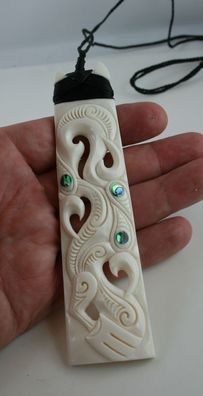 großes Maori Bone Carving aus Neuseeland Toki mit Manaia