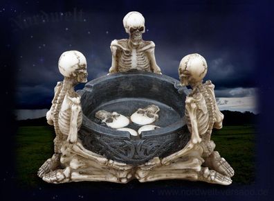 Aschenbecher mit drei Skeletten
