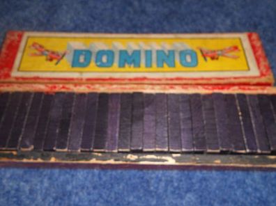 altes Domino Spiel mit Holzsteinen in einen Holzkasten