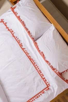 Bettwäsche-Set aus Bio-Baumwolle mit ziegelrotem Bommel
