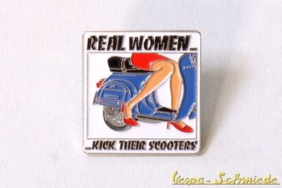 VESPA Pin / Anstecker "Real women kick their scooters!" - V50 PK PX GL GS Roller
