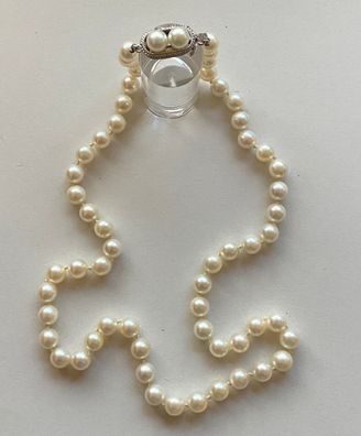 Schneeweiße Perlenkette mit hübscher Schließe aus Silber - hochwertige Arbeit
