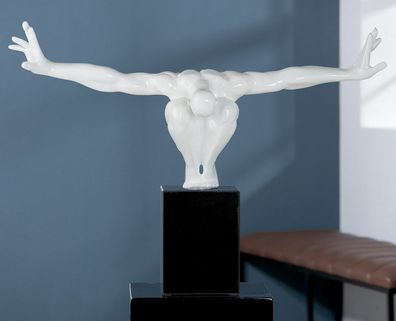 52363 Skulptur Cliffhanger aus Kunstharz Weiß 75cm x 45cm x 21cm auf Marmor