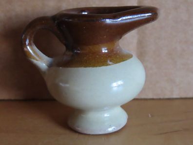 Figur kleine Kanne mit Ausgießer Vase ca. 4 cm hoch braun beige ein Henkel