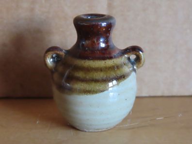 Figur kleiner Krug Vase ca. 3,9 cm hoch braun beige zwei Henkel u. geriffelt