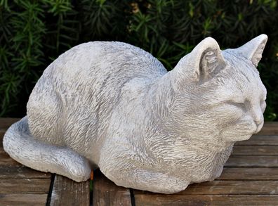 Beton Figur Katze gerade liegend H 16 cm Katzenfigur hell patiniert Gartenfigur
