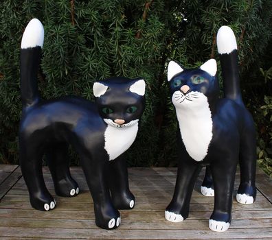 Dekofiguren Gartenfiguren schwarze Katzen H 47/48 cm Katzenfiguren aus Kunstharz