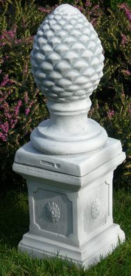 Deko Gartenfigur Dekofigur Pinienzapfen auf klassischer Säule H 63 cm aus Beton