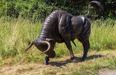 Bronzefigur Bronzeskulptur Bronze Stier Angriff Lebensgroß H 142 cm Dekofiguren