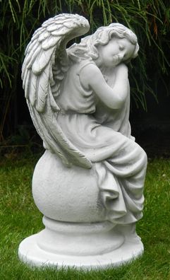 Beton Figur Engel sitzend schlafend auf Kugel H 36 cm Statue und Skulptur Beton