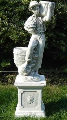 Deko Garten Figur Beton Statue Junge mit Töpfen auf klassischer Säule H 77 cm