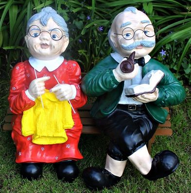 Deko Figur Oma und Opa auf Holzbank H 60 cm Dekofigur Gartenfigur aus Kunstharz