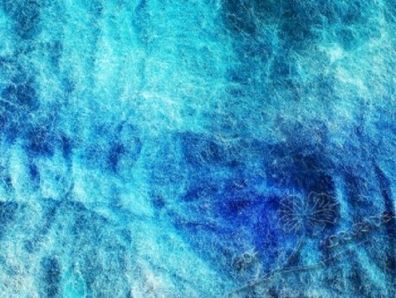 500 g Krempelvlies vom Bergschaf "Floating Color- Ozean" Batikoptik, handgefärbt