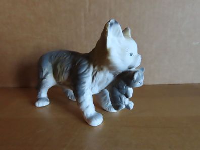 Figur Katze steht trägt Baby im Maul Keramik stumpfe Farbe