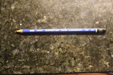 Bleistift; Mars Lumograph 100; Härtegrad = 4 H