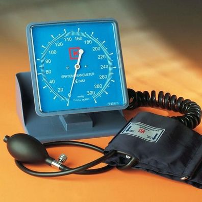 Blutdruckmessgerät auf fahrbarem Stativ mit Klettmanschette