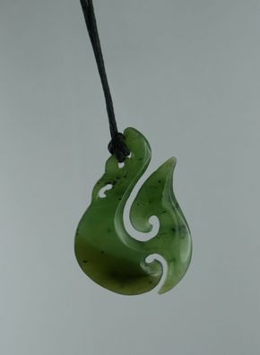 Maori Jade Anhänger Fishhook Carving aus Neuseeland helle Nephrit Jade