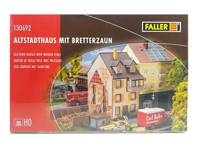 Modellbahn Bausatz Altstadthaus mit Zaun, Faller H0 130692 neu OVP