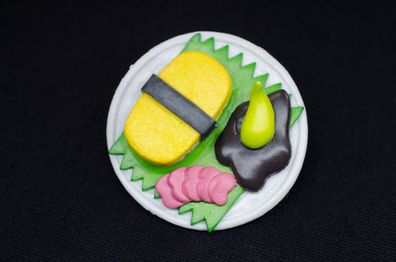 Sushiteller Brosche Miniblings Japan Sushiplatte Sushi Wasabi Maki Teller weiß
