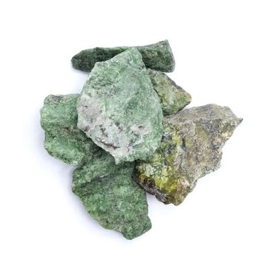 Grüner Quarz roh mit Diopsid -- ±3-8cm; ±1000g