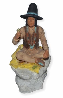 Indianerfigur Häuptling Wovoka H 15 cm mit Hut auf Felsen sitzend Dekofigur Castagna