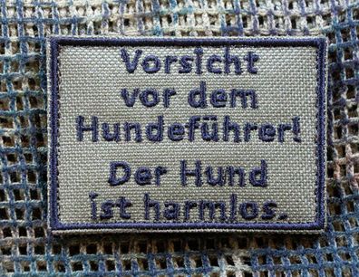 Patch: "Vorsicht vor dem Hundeführer! Der Hund ist harmlos." (mehrere Varianten)