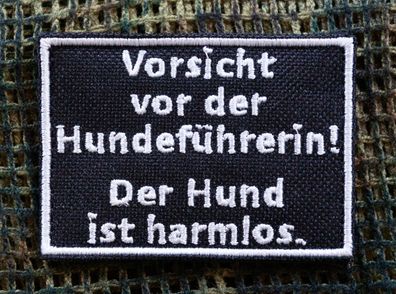 Patch: "Vorsicht vor der Hundeführerin! Der Hund ist harmlos." (mehrere Varianten)