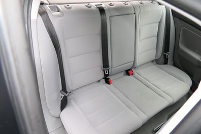 VW Golf 5 V Sitz Sitze hinten Rückbank Rücksitzbank 3 Punkt Gurt helles grau 108