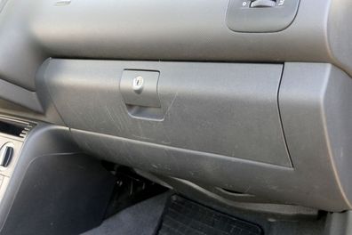 VW Lupo Seat Arosa Handschuhfach Fach Griff Klappe schwarz 6E1857101