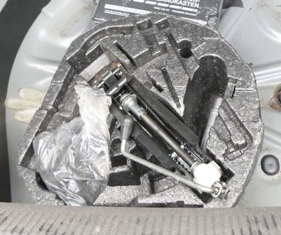 VW Jetta 1K Bordwerkzeug Pannenset Wagenheber Abschleppöse Schlüssel