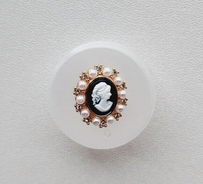 eleganter Knopf mit "Frauenkopf" und goldfarbenem Rand mit "Perlen", 18 mm
