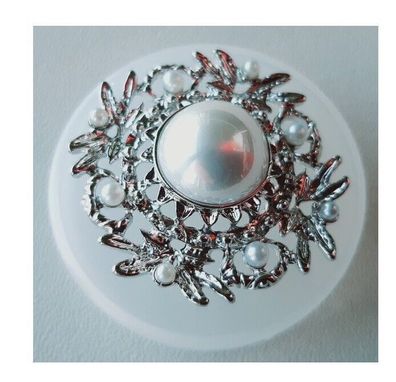 großer extravaganter Knopf mit "Perlen" und filigranem "Silber"-Rand, 40 mm