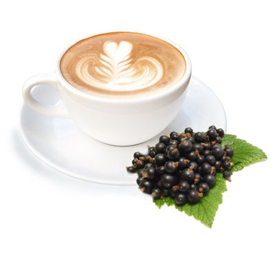 Cappuccino mit Schwarze Johannisbeere Geschmack