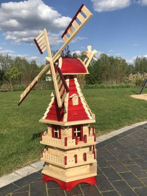Norddeutsche Holzwindmühle mit Lamellendach mit Solarbeleuchtung