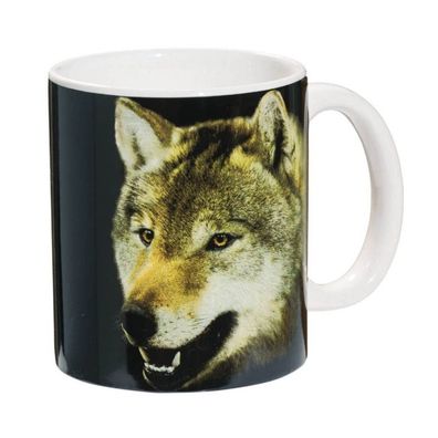 Tasse grauer Wolf auf schwarzem Hintergrund