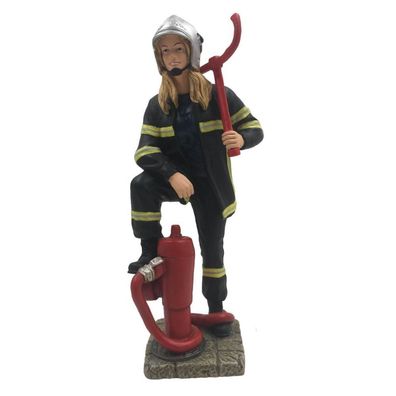 Feuerwehr Frau steht am Hydranten