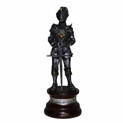 Ritter aus Zinn auf Holzsockel mit Armbrust in den Händen (Gr. 17cm)
