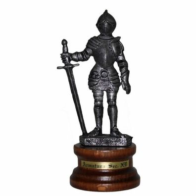 Ritter aus Zinn auf Holzsockel hält Schwert in der rechten Hand (Gr. 10,5cm)