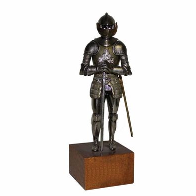 Ritter aus Zinn auf Holzsockel mit Schwert vor dem Körper (Gr. 16cm)