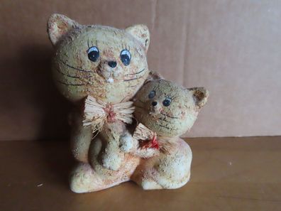 Figur Katze zwei Katzen Mutter mit Kind mit Bastschleife Keramik rau