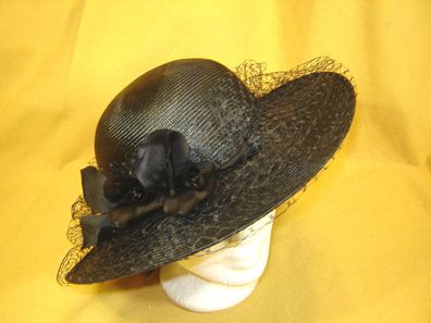 Damenhut eleganter Strohhut aufgeschlagen Sisal schwarz mit Blüte Anlasshut