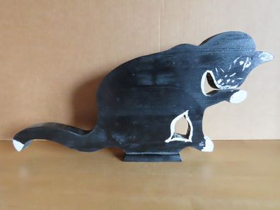 Figur Katze schwarz weiß leckt sich die Pfote Holz ca. 18 cm h