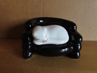 Figur Katze weiß auf schwarzem Sofa ca. 6,5 cm h Katze lose