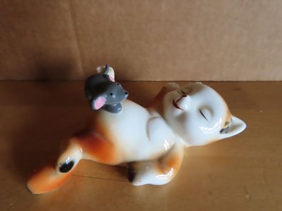 Figur Katze rot weiß liegt auf dem Rücken mit Maus ca. 3,5 cm h/ Bone China
