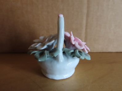 Figur kleines Körbchen Keramik mit weißer u. rosa Blume ca.5 cm H