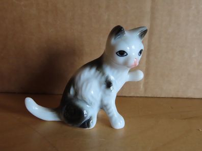 Figur Katze schwarz weiß linke Pfote angehoben Porzellan