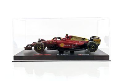 Bburago Modellauto Ferrari F1-75 Sainz #55 Monza-Ausführung (Maßstab 1:43) Box