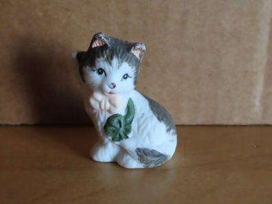 Figur Katze ganz klein sitz winkt mit der rechten Pfote rosa Schleife ca. 4 cm H